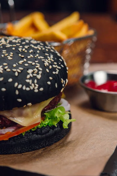 Czarny Burger Frytkami Ketchupem Stole Restauracji Fast Food Śmieciowe Jedzenie — Zdjęcie stockowe