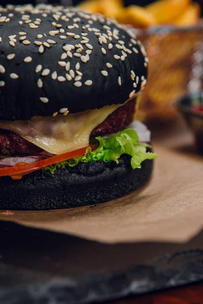 Black Burger Mit Pommes Und Ketchup Auf Einem Tisch Einem — Stockfoto