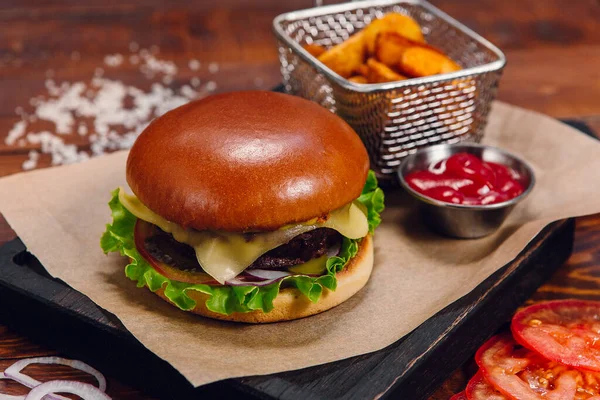 Burger Sült Krumplival Ketchuppal Asztalon Egy Étteremben Gyorsétterem Gyorskaja Jogdíjmentes Stock Képek