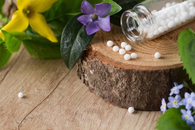 Şişe homeopatik globüller ve çiçekler