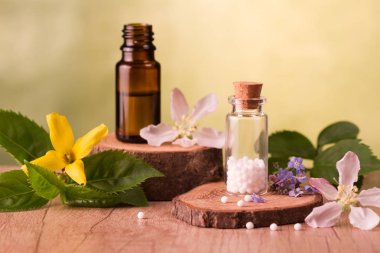 Şişe homeopatik globülleri, homeopatik ilaçlar ve çiçekler