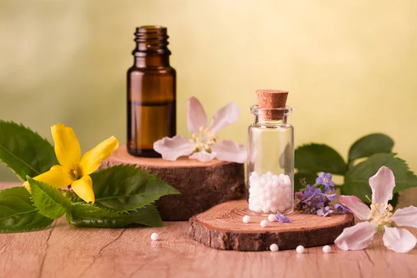 Şişe Homeopatik Globülleri Homeopatik Ilaçlar Çiçekler — Stok fotoğraf