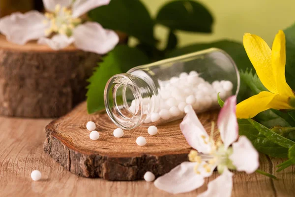 Flasche Homöopathische Kügelchen Und Blumen — Stockfoto