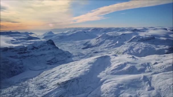 séquences vidéo de caméra volante au-dessus du paysage magnifique 