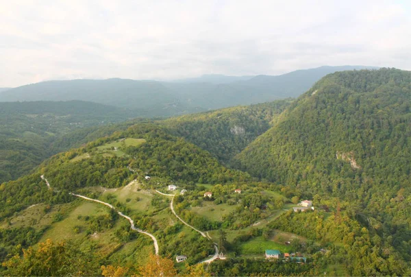 Paesaggio Verde Con Colline Montagne Rocce Alberi — Foto Stock