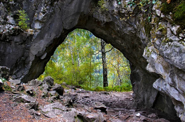 Зелений Пейзаж Пагорбами Горами Скелями Деревами — стокове фото