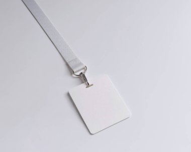 Beyaz arkaplanda rozet ve beyaz halat