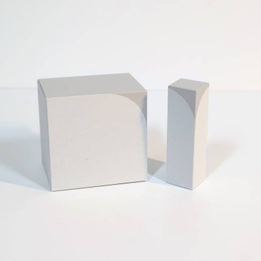 beyaz arkaplanda kozmetik için beyaz dar kübik kutu