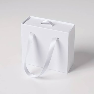 Beyaz arka planda sapı olan beyaz kutu çantası, yan görünüm