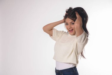 Duygusal olarak poz izole arka plan üzerinde beyaz caucausian kız