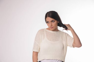 Duygusal olarak poz izole arka plan üzerinde beyaz caucausian kız