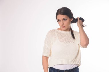 Duygusal olarak poz izole arka plan üzerinde beyaz caucausian kız