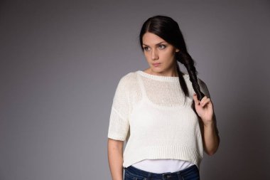 Duygusal olarak poz izole arka plan üzerinde beyaz caucausian kız