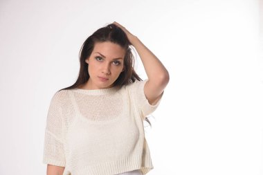 Duygusal olarak poz izole arka plan üzerinde beyaz caucausian kız