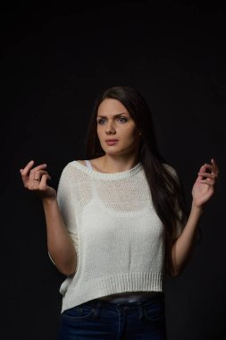 Duygusal olarak poz izole arka plan üzerinde beyaz caucausian kız