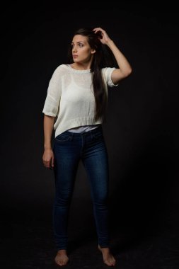 Duygusal olarak poz izole arka plan üzerinde beyaz caucausian kız