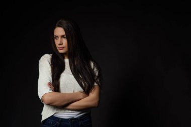 Duygusal olarak poz izole arka plan üzerinde beyaz caucausian kız