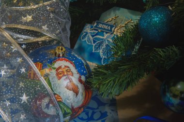 Noel süslemeleri: Topları, çam dalları, kurdeleler, saman oyuncaklar ve kartpostallar