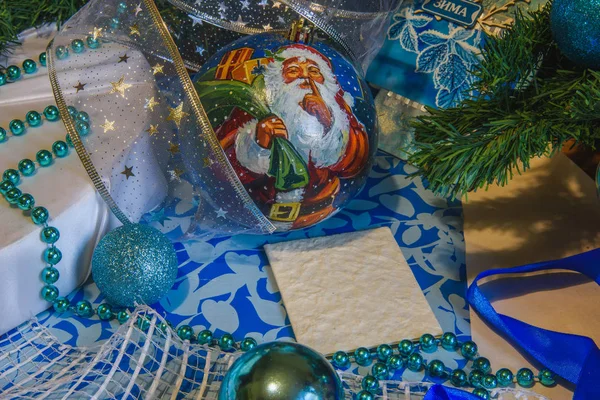 Weihnachtsdekoration Kugeln Tannenzweige Bänder Strohspielzeug Und Postkarten — Stockfoto