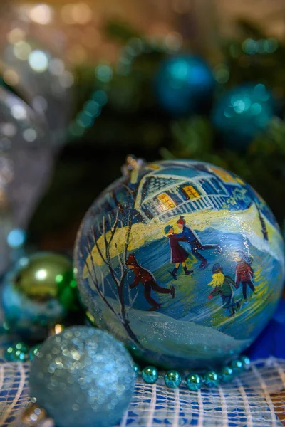 Weihnachtsdekoration Kugeln Tannenzweige Bänder Strohspielzeug Und Postkarten — Stockfoto