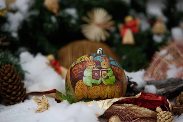 Weihnachtsdekoration Kugeln Tannenzweige Bänder Strohspielzeug Und Postkarten — Stockfoto