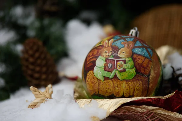 Weihnachtsdekoration Kugeln Tannenzweige Bänder Strohspielzeug Und Postkarten — Stockfoto