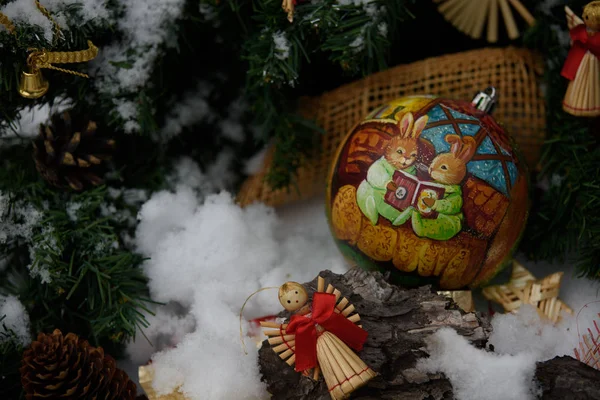 Weihnachtsdekoration Kugeln Tannenzweige Bänder Strohspielzeug Und Postkarten — Stockfoto