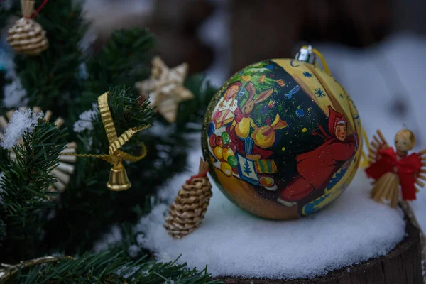 Ozdoby Świąteczne Kulki Gałęzie Jodły Wstążki Słoma Zabawki Pocztówki — Zdjęcie stockowe