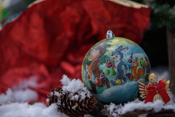 Weihnachtsdekoration Kugeln Tannenzweige Bänder Strohspielzeug Und Postkarten — Stockfoto