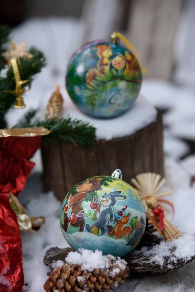 圣诞装饰品 冷杉树枝 草编玩具和明信片 — 图库照片