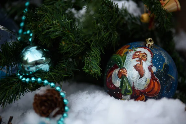 圣诞装饰品 冷杉树枝 草编玩具和明信片 — 图库照片