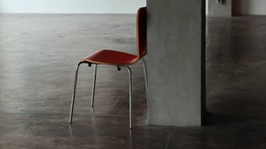 Korkunç yalnızlık odada kırmızı sandalyem.