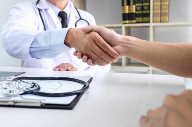 Profesör Doktor hasta sonra elini sıkarken sahip semptomları veya avukat tanı sağlık, sağlık açıklayan tartışıyor ve yardım kavramı tedavi yöntemi tavsiye.