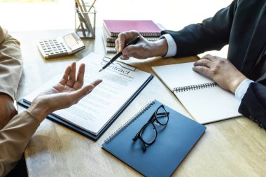 Başlangıç iş insanlar grup beyin fırtınası yatırım proje çalışma ve iş ortağı, mali ve muhasebe kavramı ile görüşme yapma stratejisi planlama toplantısı.