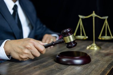 Yasal hukuk, tavsiye ve adalet kavramı, erkek avukat veya belgeler üzerinde çalışan noter Danışma ve kağıtları önemli dava ve tahta tokmak, pirinç ölçek mahkeme salonunda sözleşme.