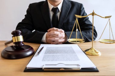 Yasal hukuk, tavsiye ve adalet kavramı, erkek avukat veya belgeler üzerinde çalışan noter ve rapor önemli olgu ve tahta tokmak, mahkeme salonunda masada denge.