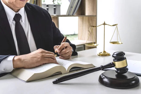 Recht Advocaat Advocaat Justitie Concept Mannelijke Advocaat Notaris Bezig Met — Stockfoto