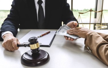 Rüşvet parasının doları şeklinde bir iş kadın Olgun danışman vermek başarı süre için bitirme sözleşme anlaşması, rüşvet ve yolsuzluk kavramı anlaşmaya faturaları.