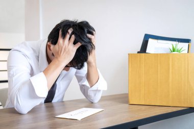 İstifa olmak ve eşyalarını şirket ve dosyaları kahverengi karton kutu ambalaj, değiştirme ve iş konseptinden istifa stresli iş adamı olacak.