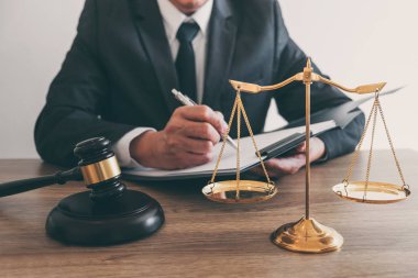 Hukuk, avukat avukat ve adalet kavramı, erkek avukat veya belgeler üzerinde çalışan noter ve rapor önemli kasanın Hukuk Bürosu.