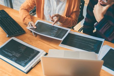 Mesleki gelişim programcı birlikte çalışan toplantı ve beyin fırtınası ve bir yazılım çalışma ve teknoloji, kodları ve veri kod yazma kodlama Web sitesi programlama.