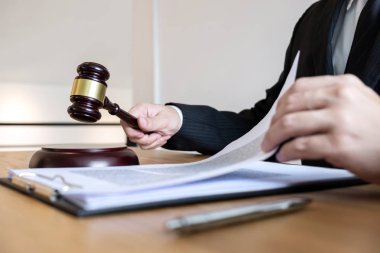 Yasal hukuk, tavsiye ve adalet kavramı, erkek avukat veya belgeler üzerinde çalışan noter Danışma ve kağıtları önemli dava ve tahta tokmak, pirinç ölçek mahkeme salonunda sözleşme.