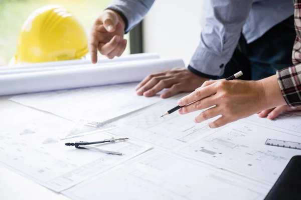 Ingeniería Construcción Arquitecto Discuten Plan Mientras Verifican Información Sobre Dibujo — Foto de Stock