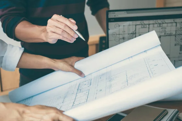 Equipo Ingeniería Construcción Arquitecto Manos Que Trabajan Inspección Planos Lugar — Foto de Stock