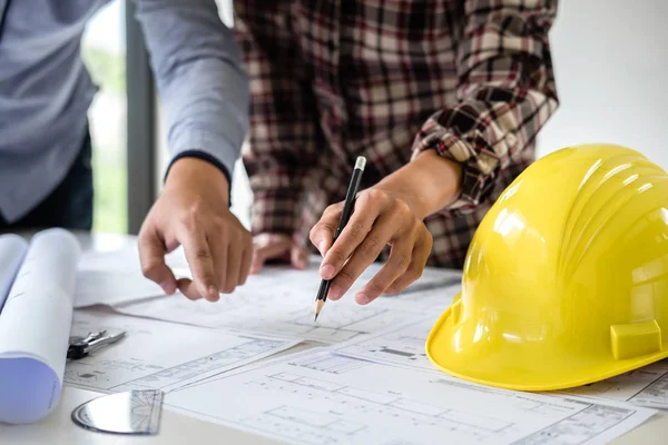 Engenharia Construção Arquiteto Discutir Projeto Enquanto Verifica Informações Sobre Desenho — Fotografia de Stock