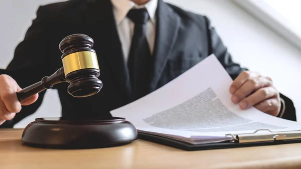 Νομικό Δίκαιο Συμβουλές Και Δικαιοσύνης Έννοια Αρσενικό Συμβουλευτική Δικηγόρου Συμβολαιογράφου — Φωτογραφία Αρχείου