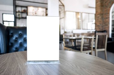Boş ekran menü çerçeve ayakta ahşap masa kahve kafe ve restoran arka planda kadar sahte.