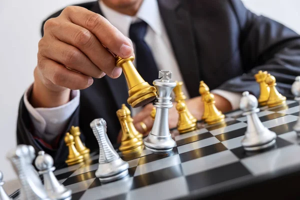 Liderança Empresário Jogando Xadrez Pensando Plano Estratégia Sobre Acidente Derrubar — Fotografia de Stock