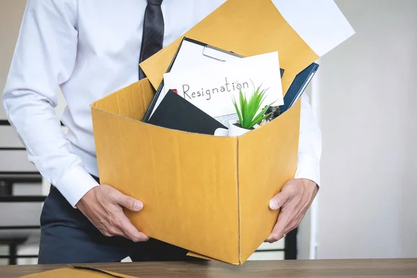 Geschäftsmann Der Brief Verschickt Wird Kündigung Sein Und Seine Sachen — Stockfoto