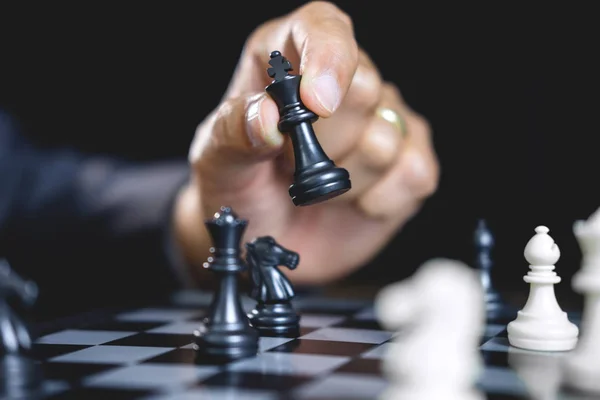 Бизнесмен Играющий Шахматы Думающий Крахе Опрокидывает Противоположную Команду Анализ Развития — стоковое фото